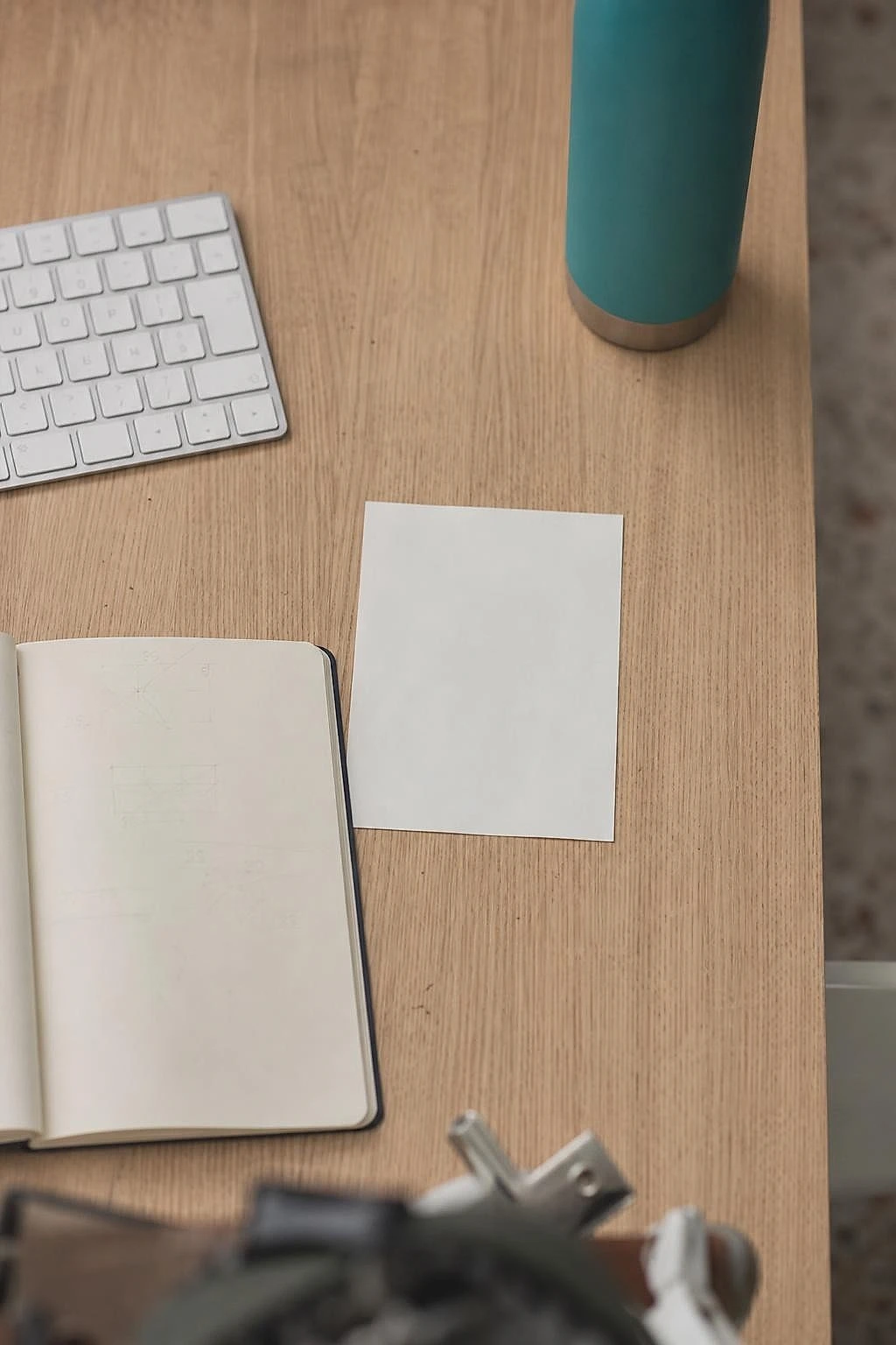Plan de travail vu de haut avec clavier, carnet et étiquette d'expédition, gestion des commandes en cours