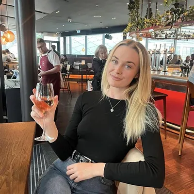 Eve in a bar
