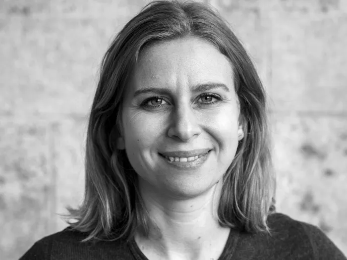 Black and white portrait of Lena Gärtner, smiling.