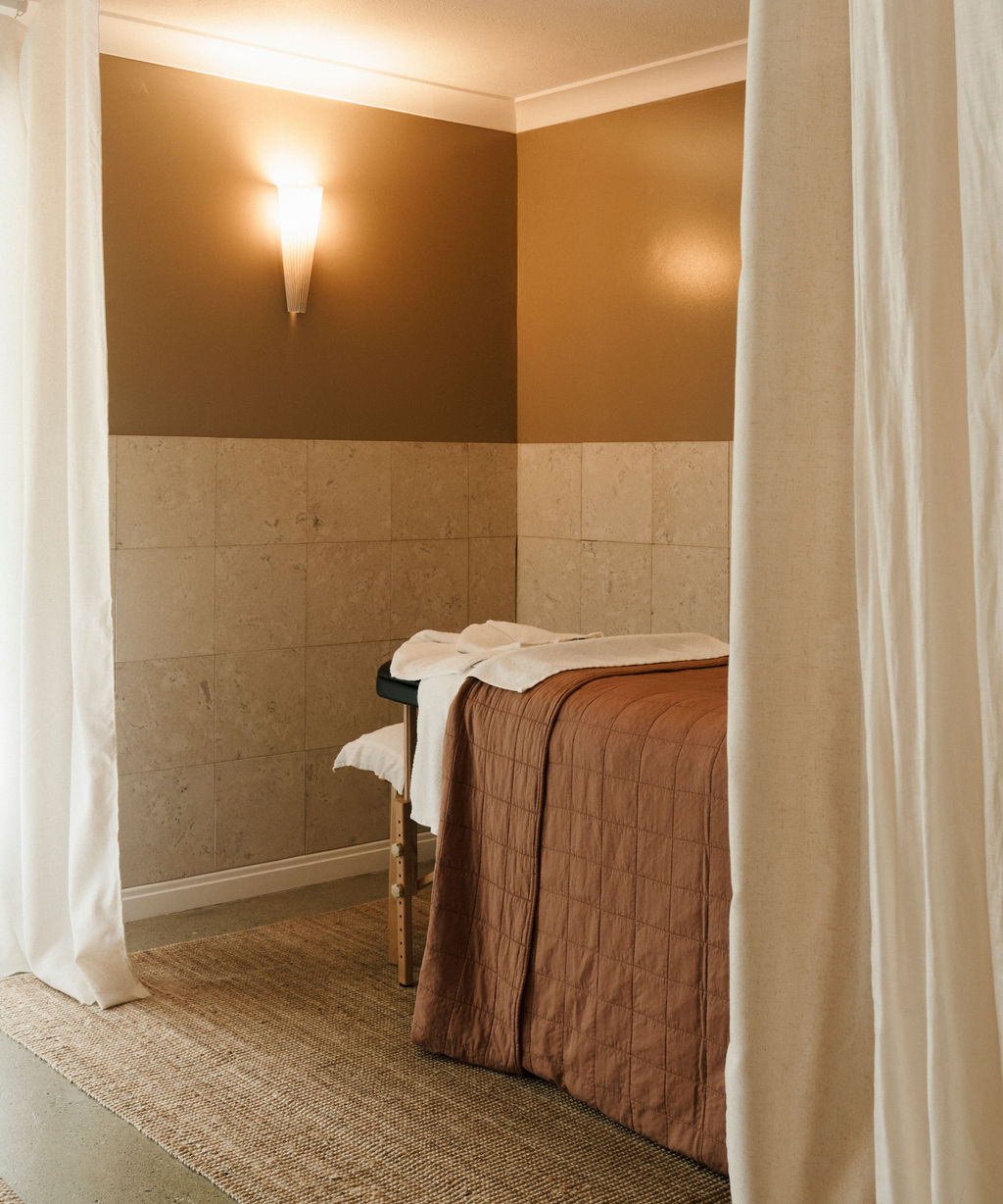 Outdoor shower and fresh towels among the garden at Greenhouse Bathhouse