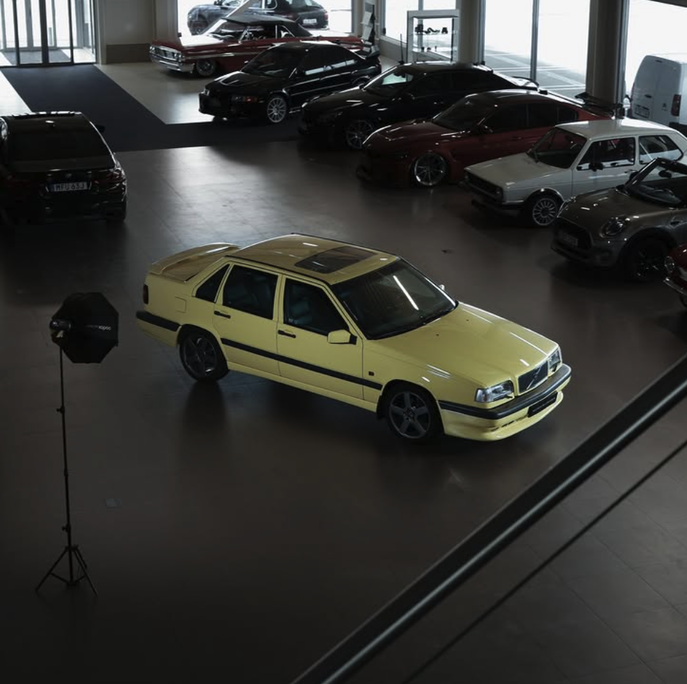 Bild på Bilhallen och en gul volvo