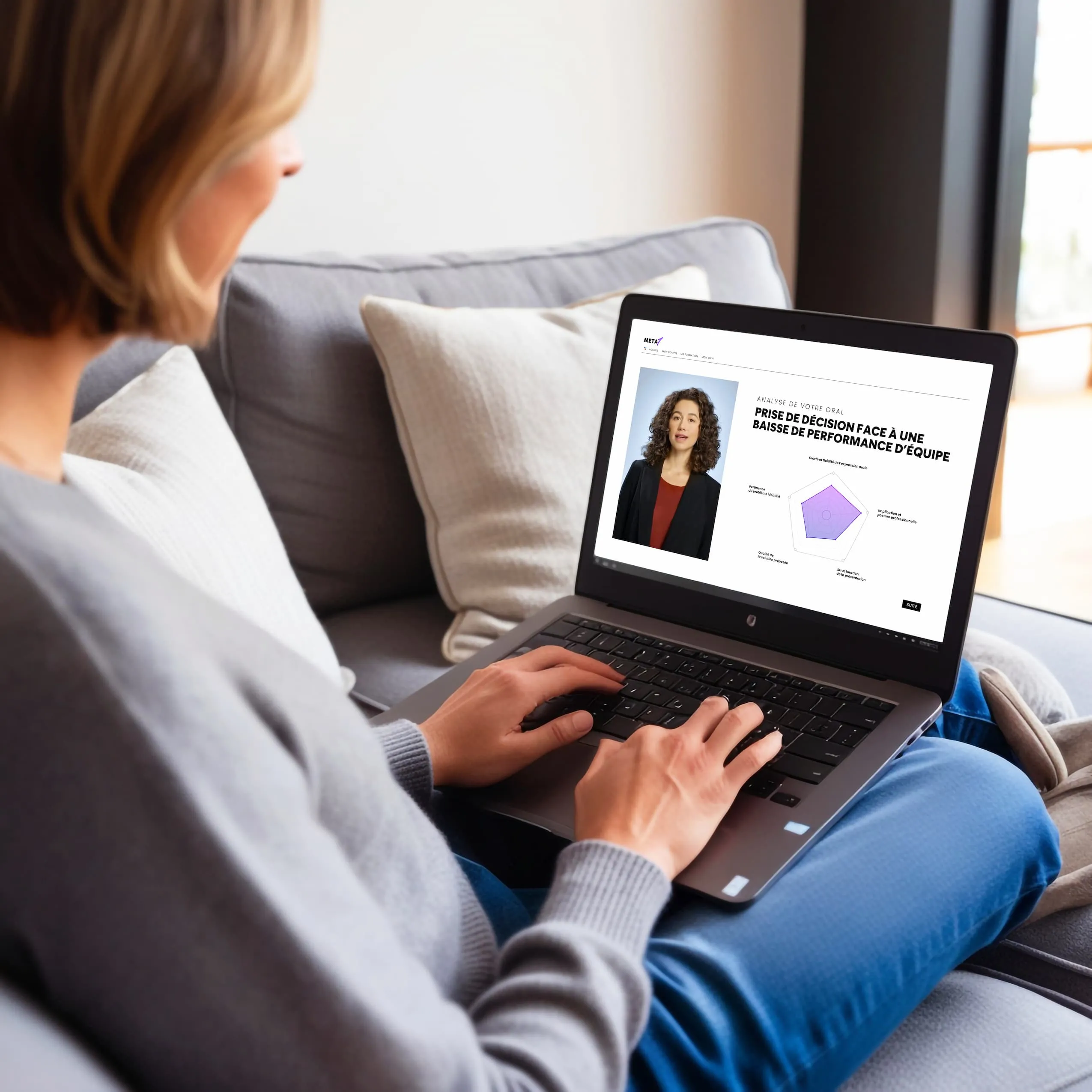 Personne assise sur un canapé utilisant un ordinateur portable montrant une analyse orale intitulée prise de décision face à une baisse de performance d'équipe avec une photo d'une femme et un graphique en radar.