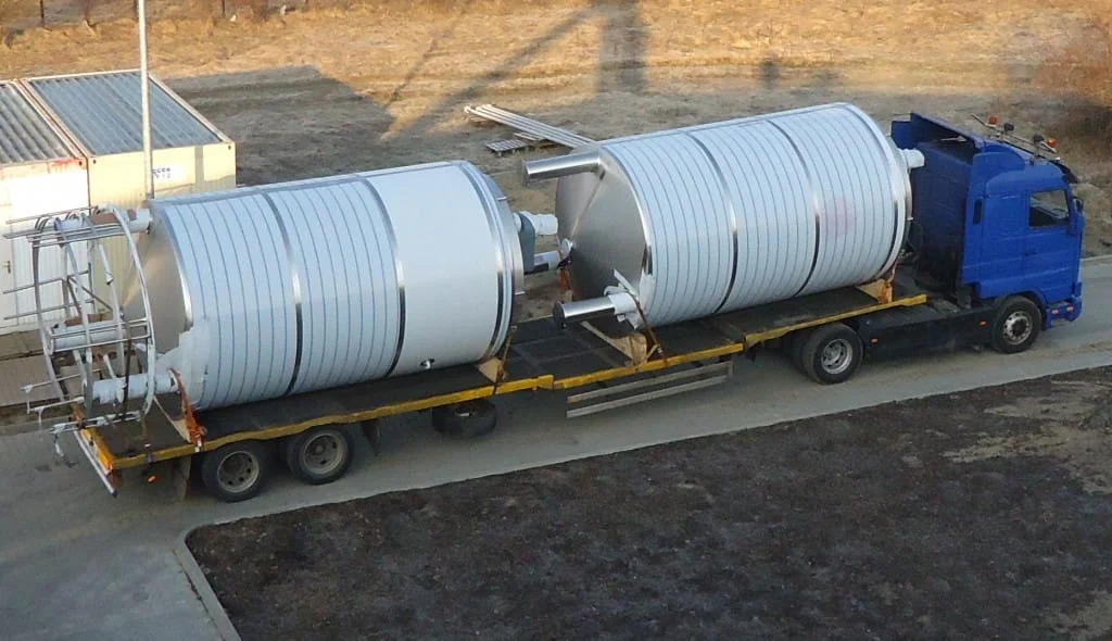 samochód ciężarowy z ładunkiem zbiornikowym