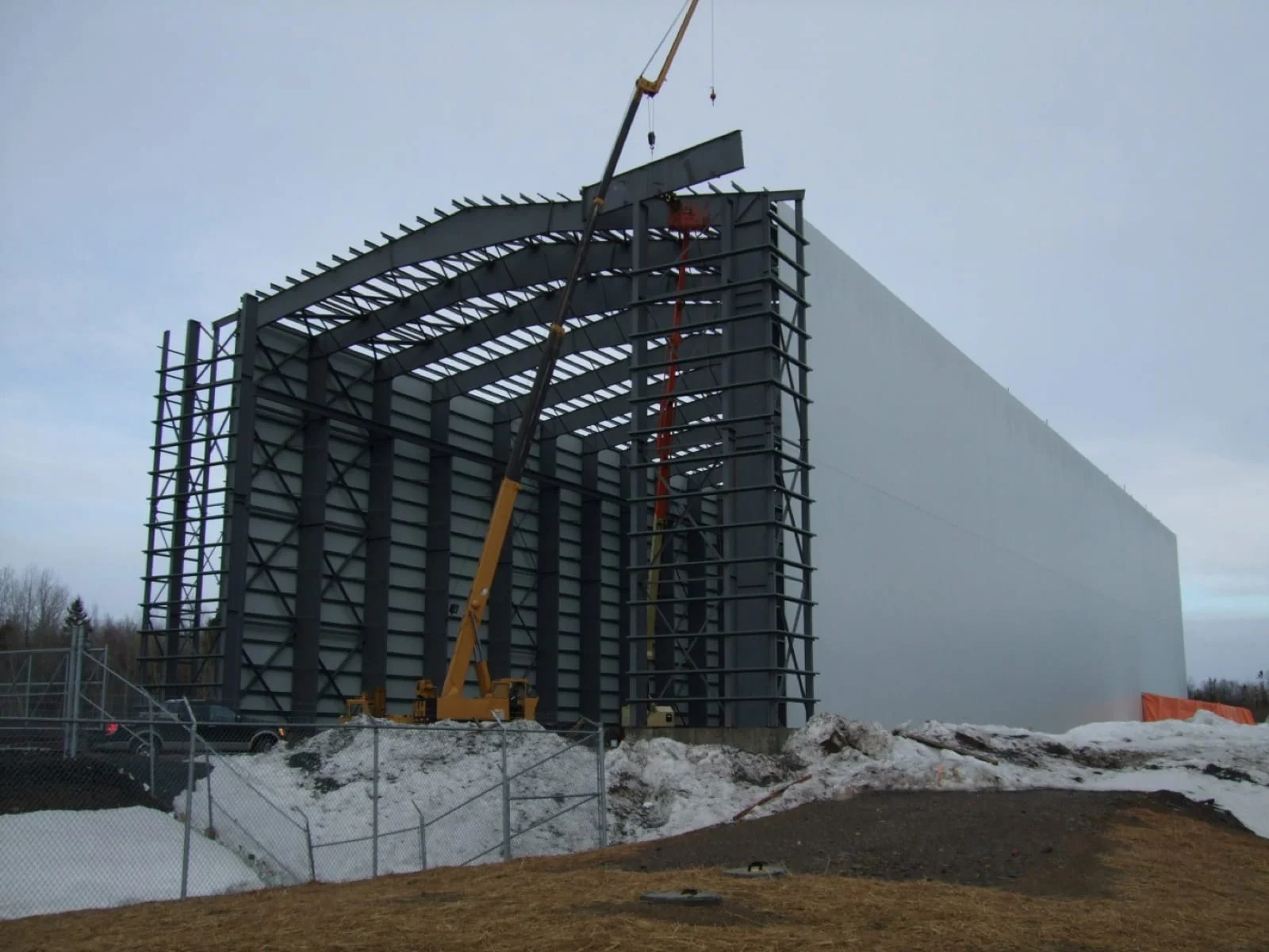 konstrukcja stalowa hali produkcyjnej w budowie