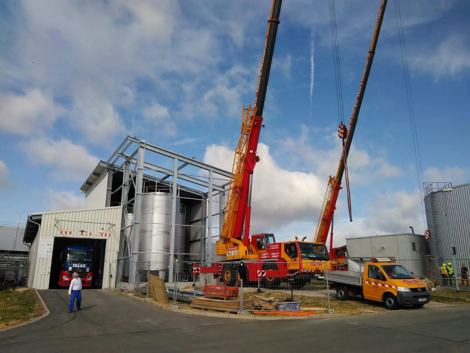 samochód ciężarowy typu dźwig stojący na budowie