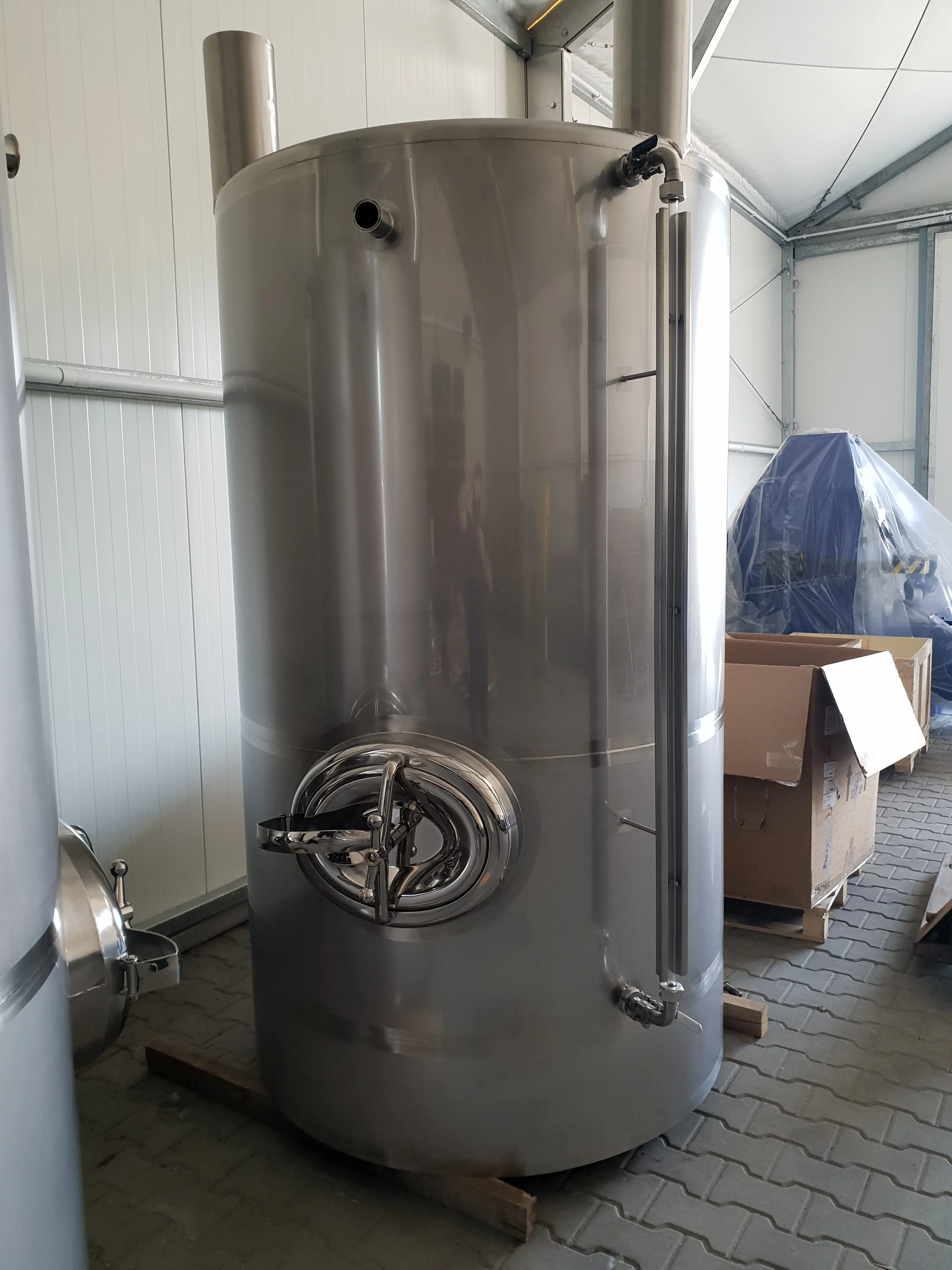 Zbiór metalowych rur instalacyjnych ułożonych równolegle i zgiętych pod kątem prostym.