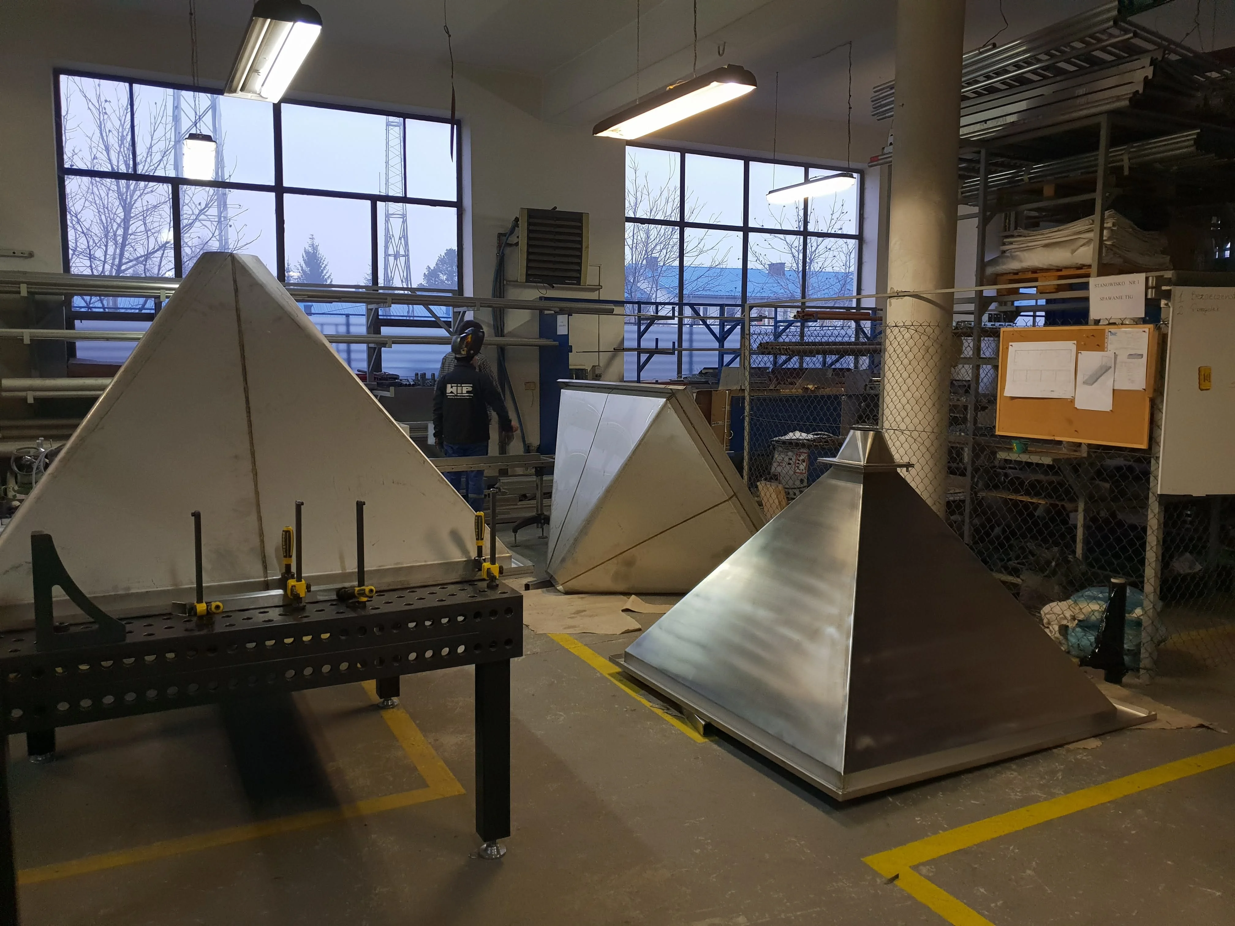 Niebieska maszyna do spawania orbitalnego Orbitweld 76S z ekranem i metalową rurą.