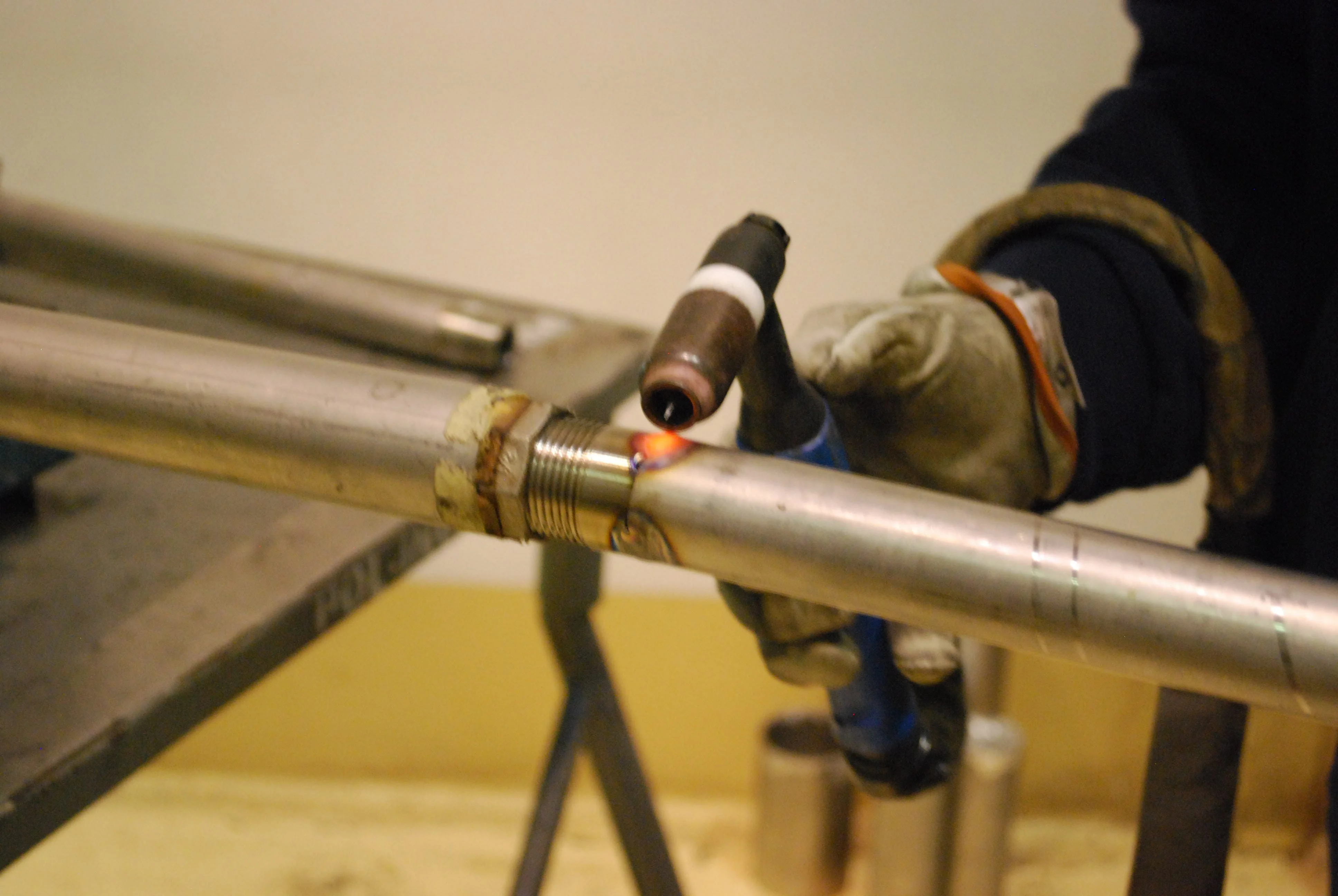 Grupa mężczyzn siedzących przy długim, elegancko nakrytym stole w sali bankietowej.