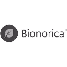 Logo Bionorica z liściem w kole po lewej stronie nazwy.