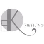 Logo Kiessling z stylizowaną literą K w okręgu i ozdobnym ogonkiem pod literą.