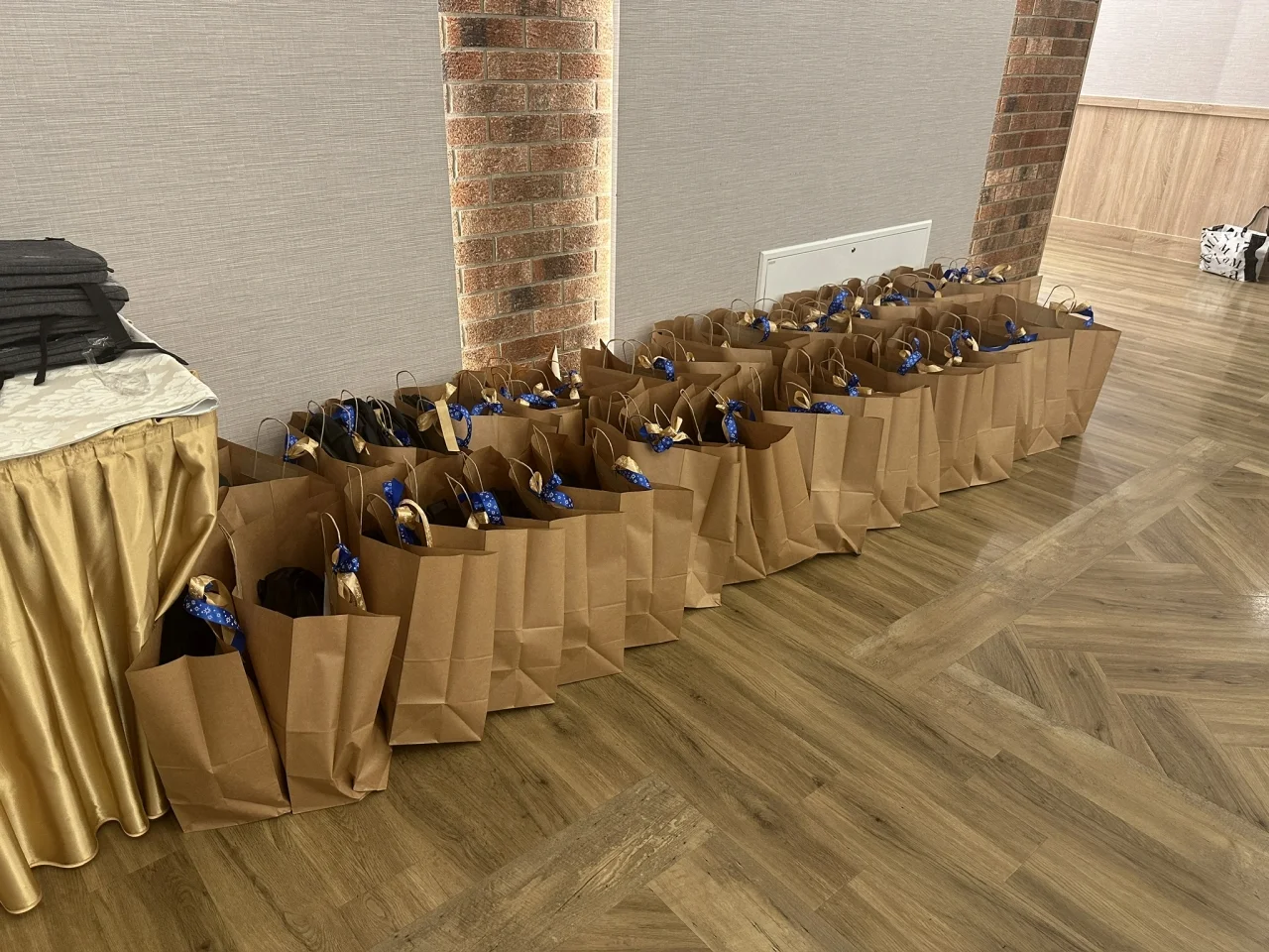 Sprzęt do spawania orbitalnego Orbitale z niebieską elektroniką i metalową głowicą mocowaną na rurze.