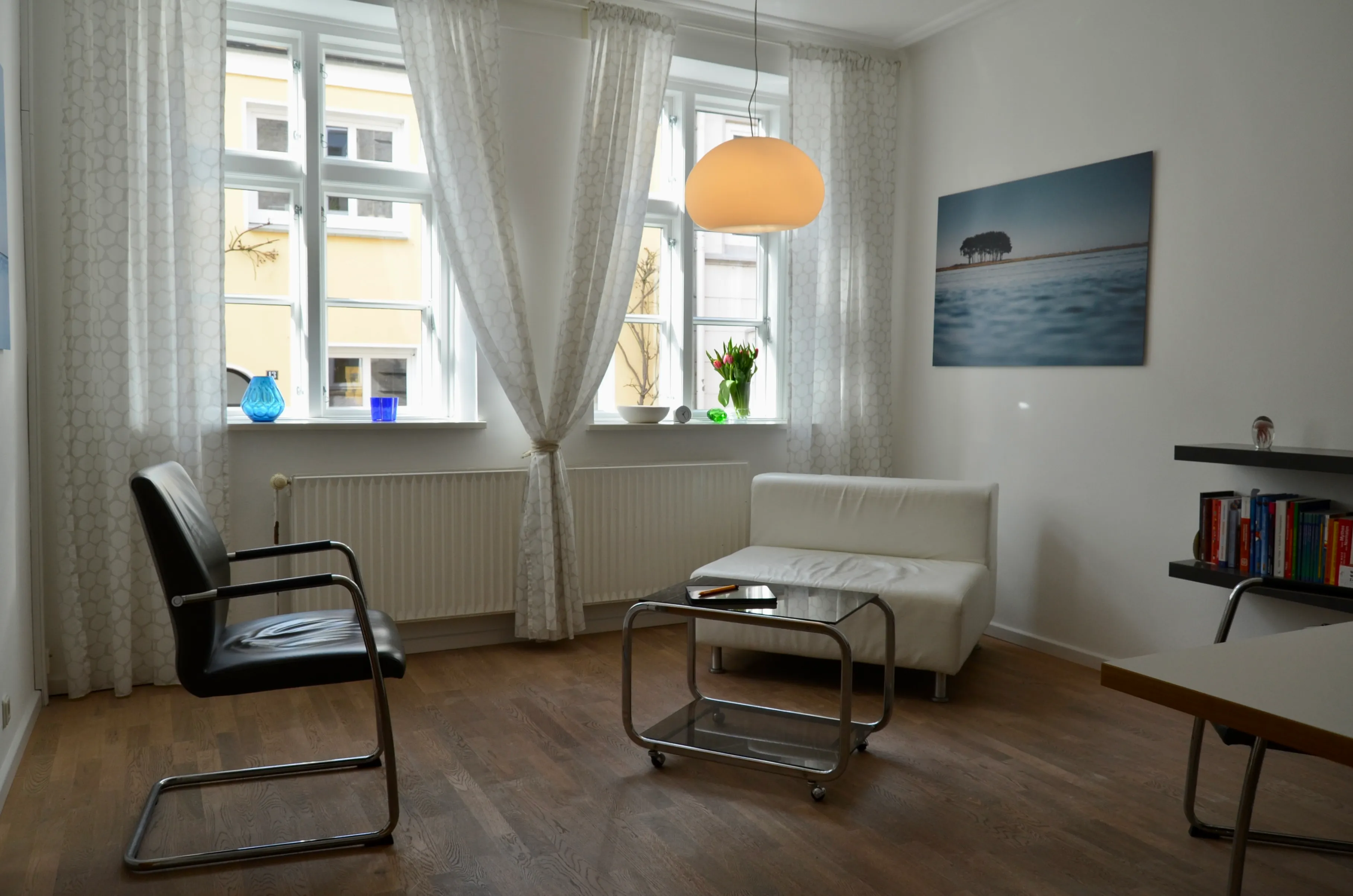 Behandlungsraum der Schwerpunktpraxis für Neurodivergenz in Eckernförde für Diagnostik und Therapie bei ADHS und Autismus.