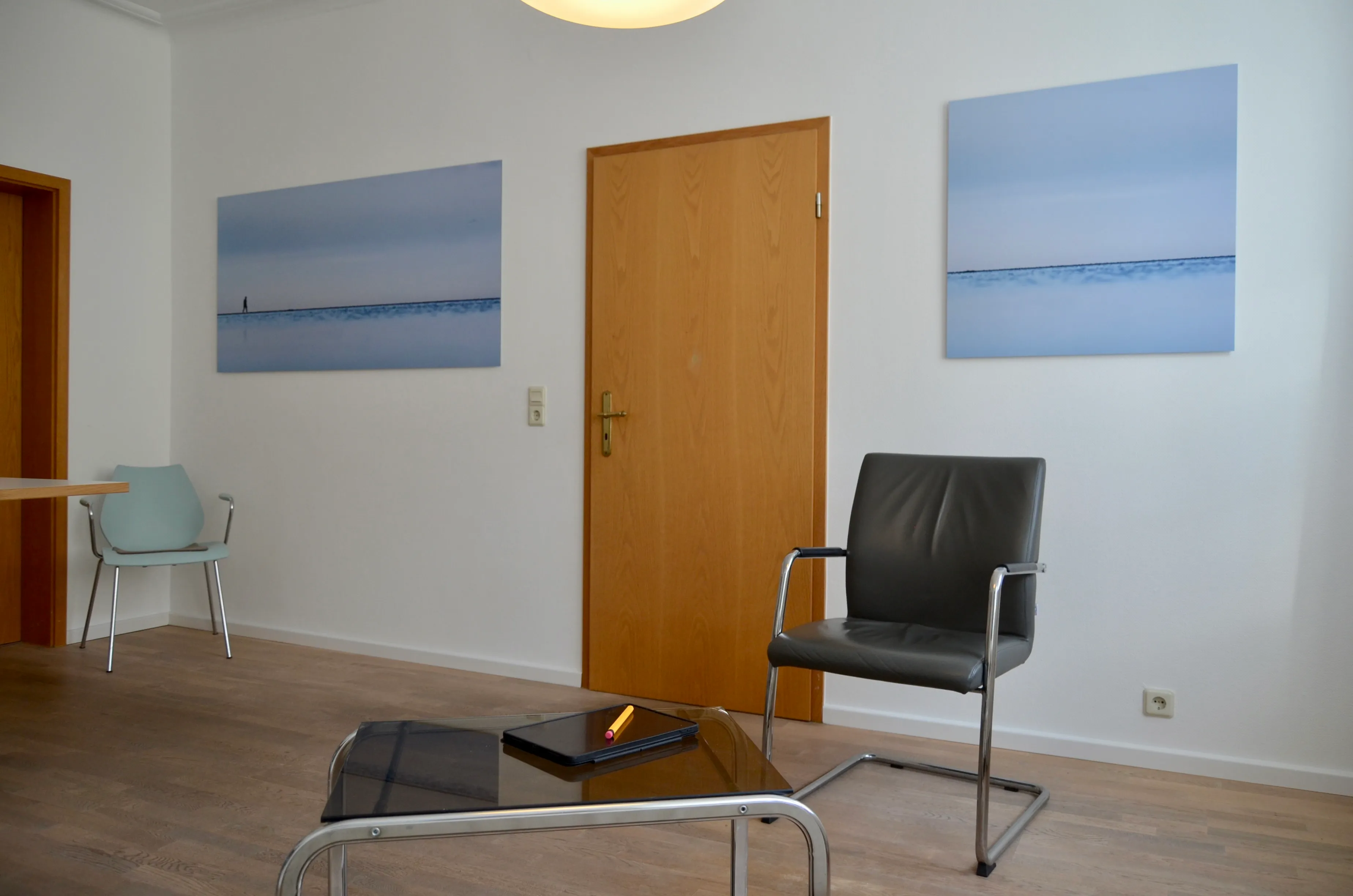 Detailansicht desselben Behandlungsraums in der Schwerpunktpraxis für Neurodivergenz in Eckernförde aus einem anderen Blickwinkel.