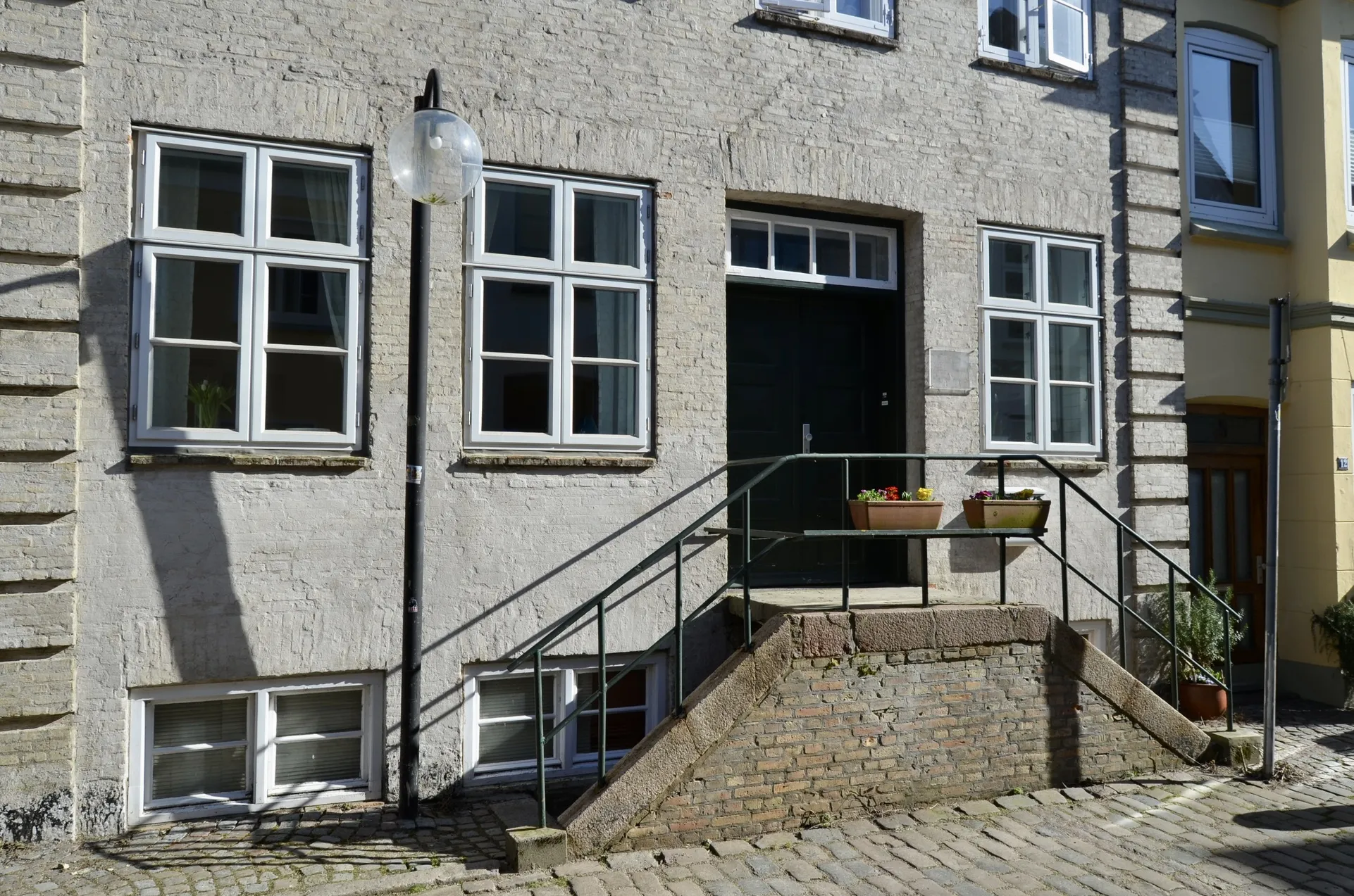 Außenansicht der Schwerpunktpraxis für Neurodivergenz in Eckernförde, Schleswig-Holstein, gut erreichbar aus Kiel und Umgebung.