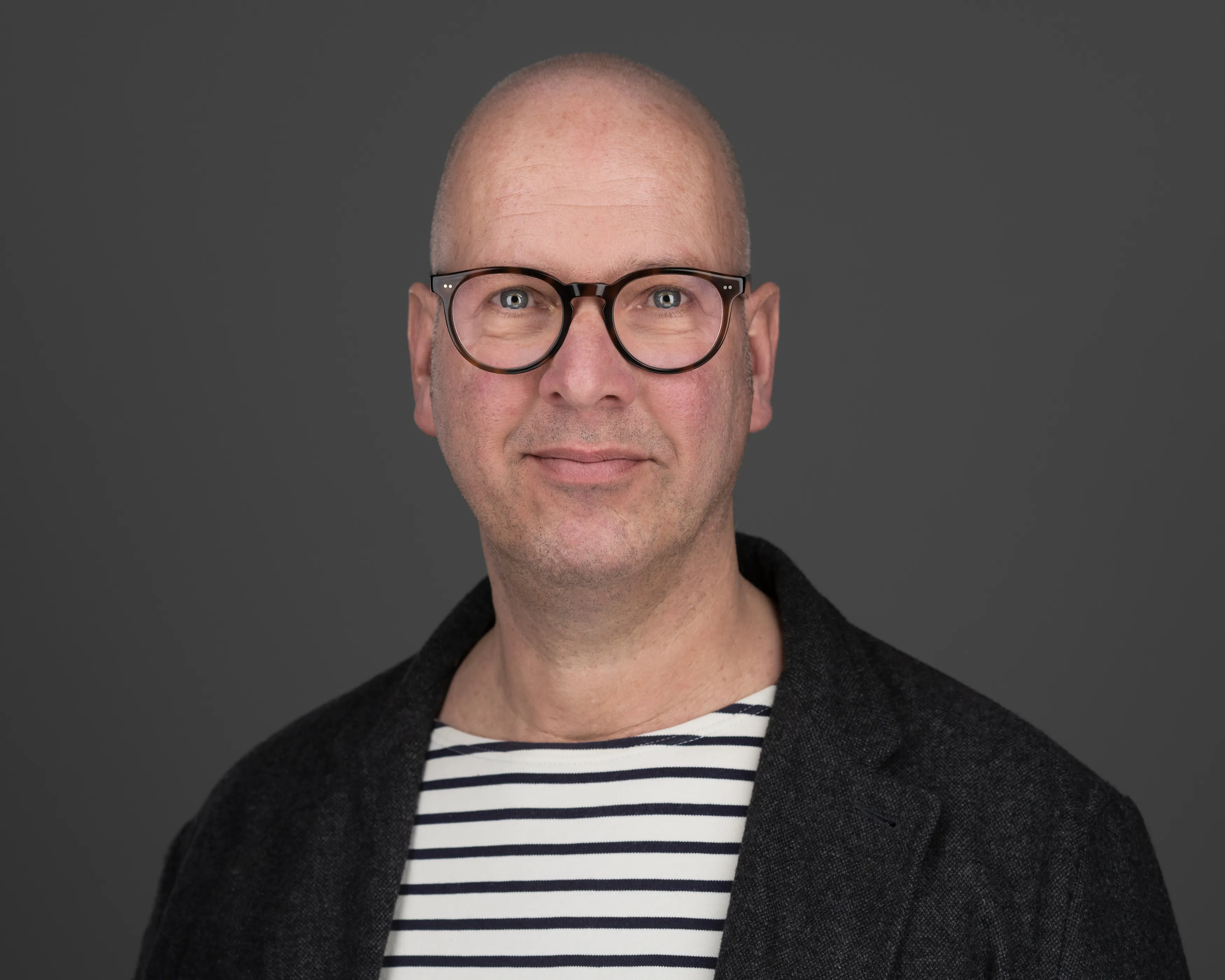 Portrait von Dipl.-Psych. Alexander Klose, psychologischer Psychotherapeut in der Schwerpunktpraxis für Neurodivergenz in Eckernförde, Schleswig-Holstein.