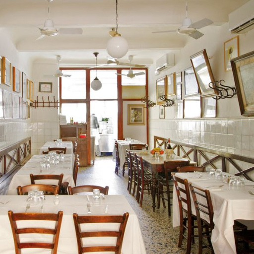 Intérieur d'une trattoria traditionnelle à Florence aux murs carrelés blancs