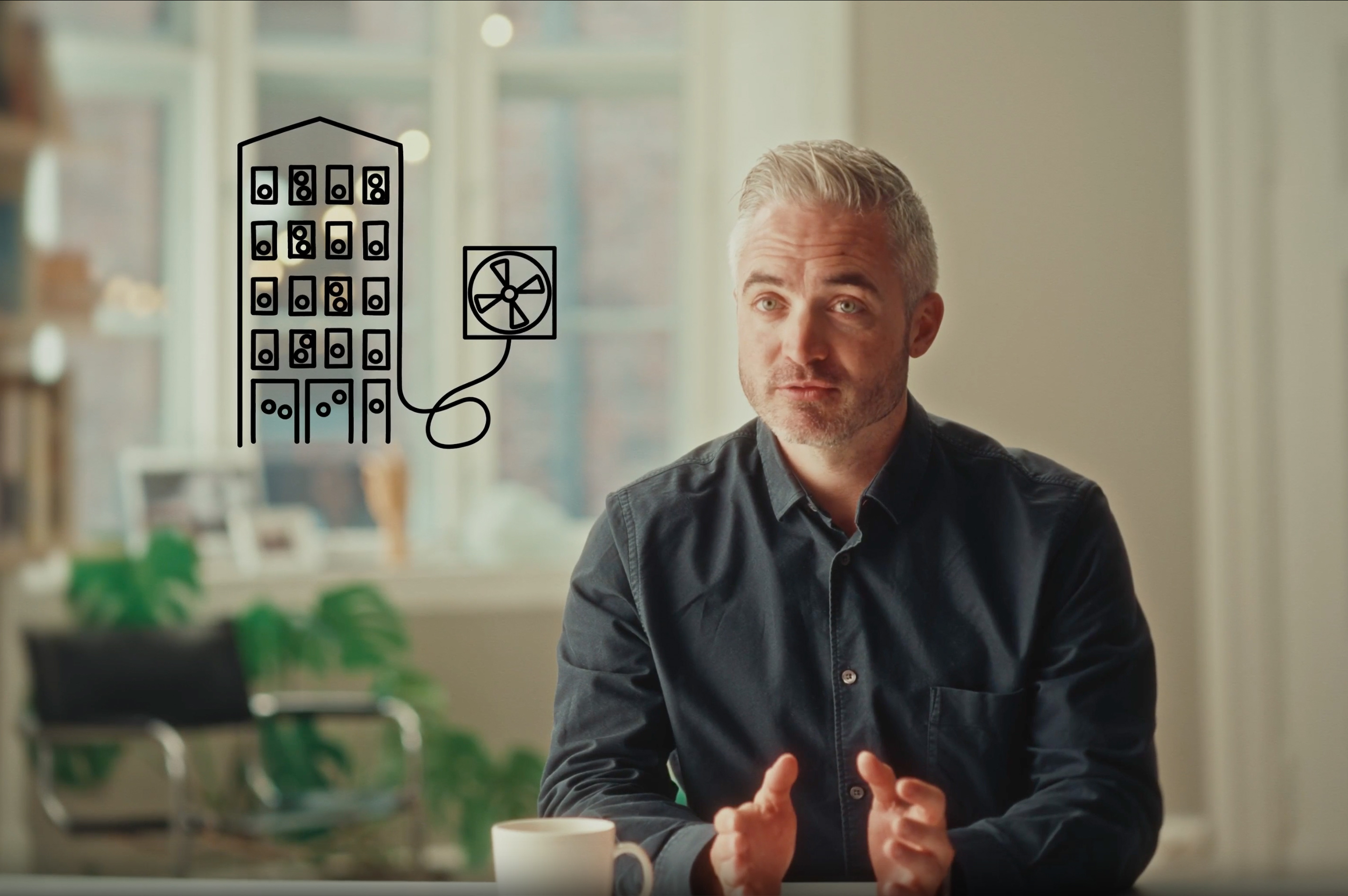 Kvinna presenterar Noovas EMS-lösning i en video, med illustrationer av byggnad och ventilation
