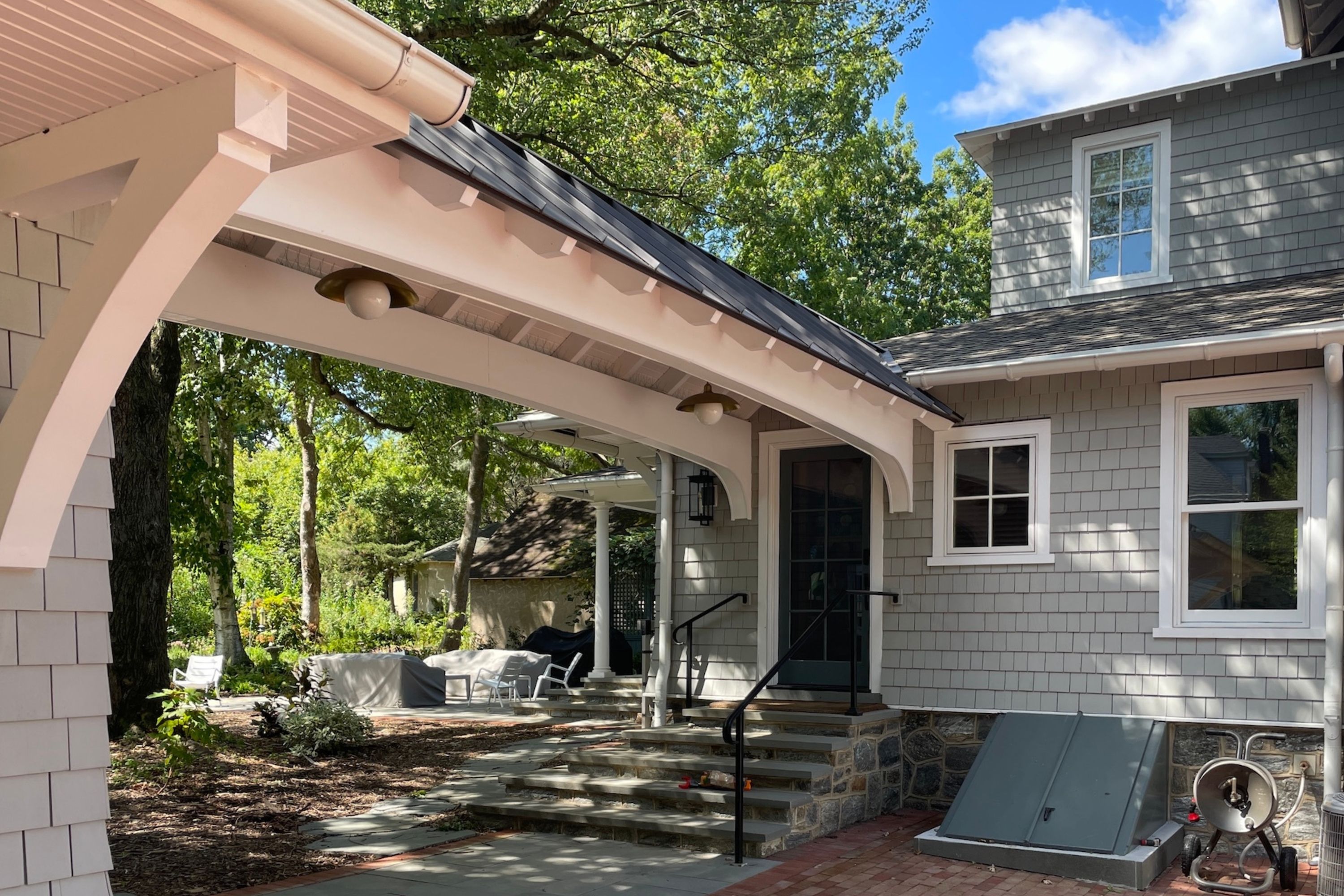 This project combined the addition of a new carriage-house and connecting port-cochère with a refined interior remodel and a comprehensive mechanical overhaul to improve both the aesthetic and the performance of a traditional shingle-style home.