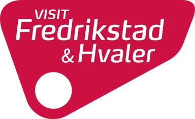 Red tag with text 'Visit Fredrikstad & Hvaler' in white letters.