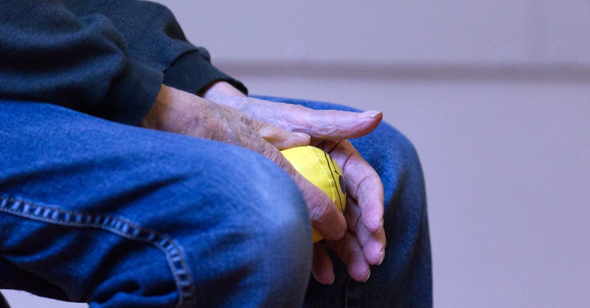 Criança em contexto de estimulação cognitiva com profissional, sentada a uma mesa com materiais didáticos, num ambiente clínico acolhedor