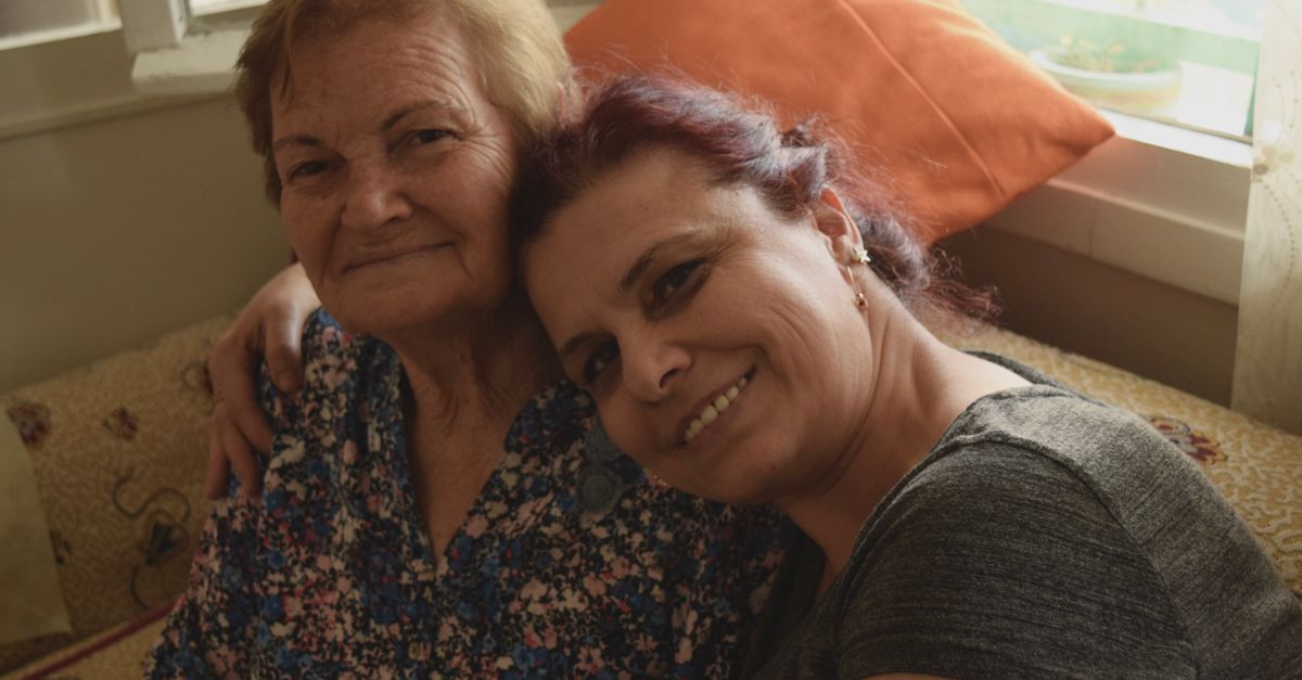 Profissional de saúde a acompanhar pessoa idosa numa sessão de avaliação cognitiva em ambiente clínico acolhedor
