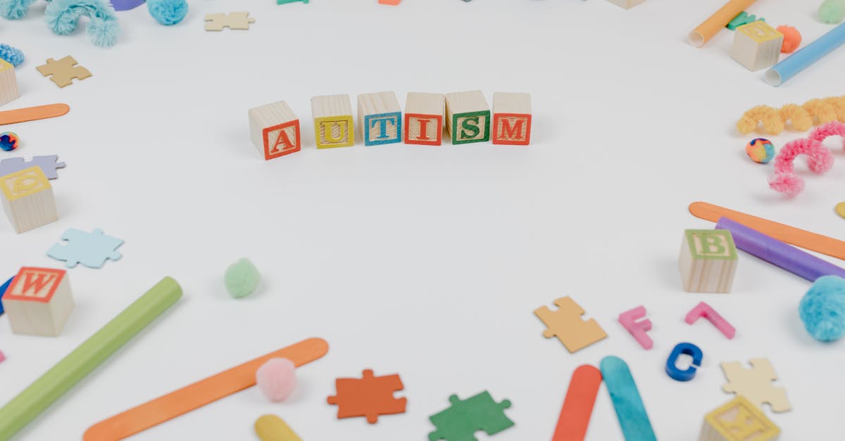 Criança pequena a brincar no chão com um cuidador, ilustrando a avaliação da interação social e da atenção conjunta no neurodesenvolvimento infantil.