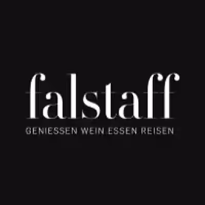 Falstaff Logo mit den Worten Genießen Wein Essen Reisen auf schwarzem Hintergrund.