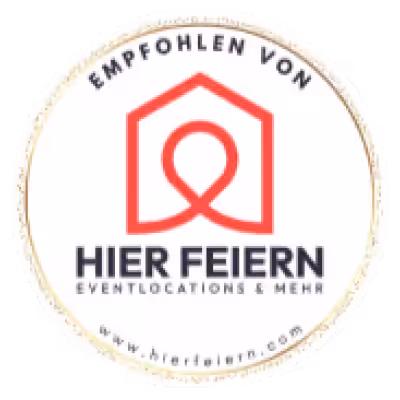Rundes Siegel mit rotem Logo und Text ‚Empfohlen von Hier Feiern Eventlocations & mehr‘.