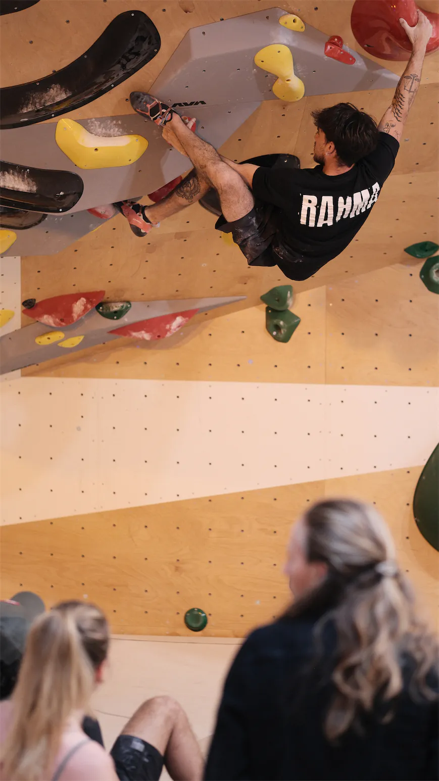 Grimpeur dans un dévers observé par le public chez Climb World.