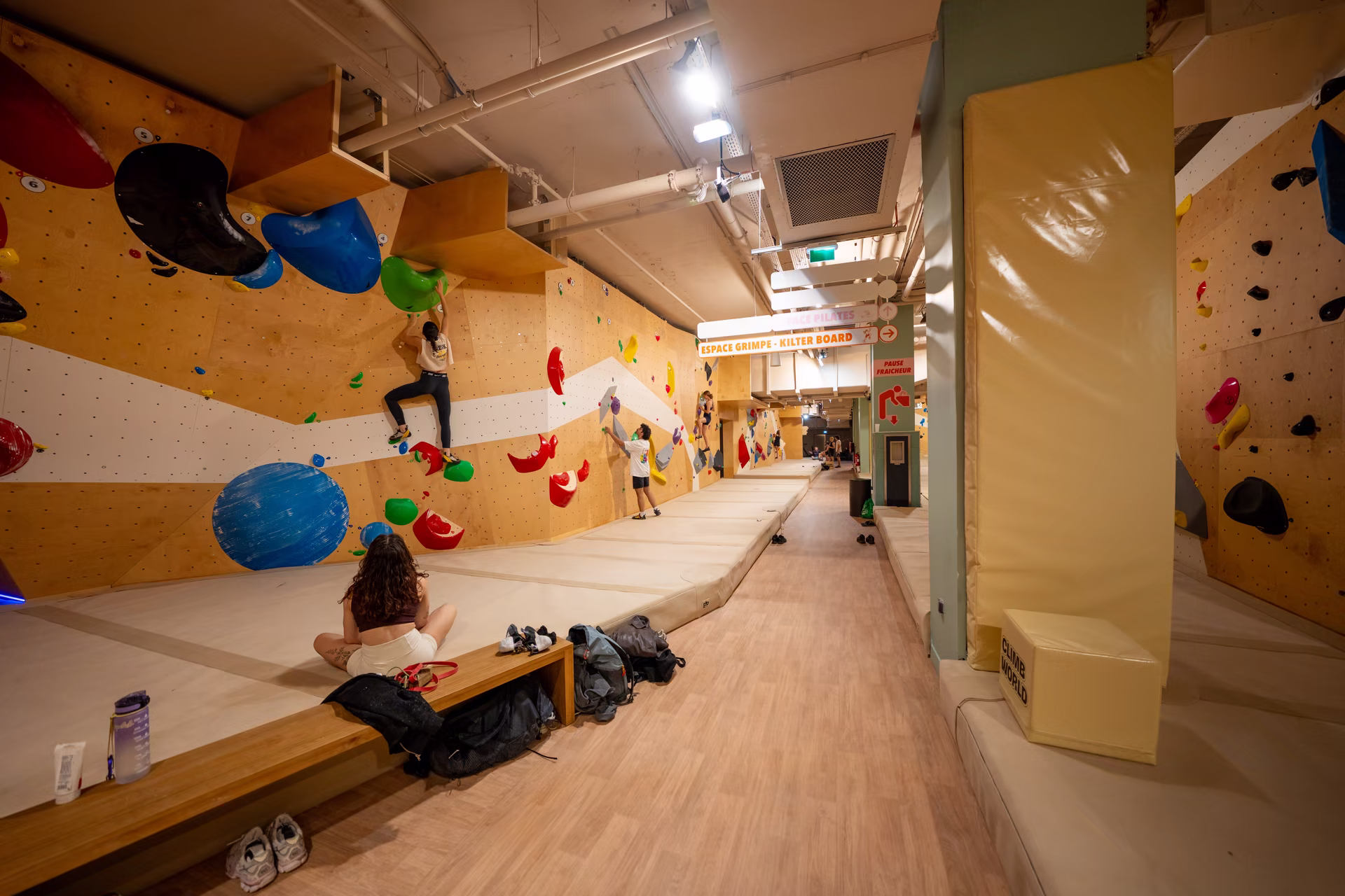 Des grimpeurs réunis dans la salle Climb World.