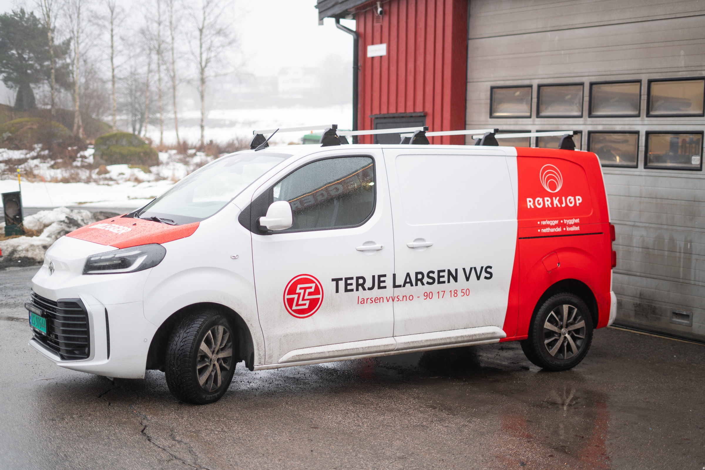 Servicebil merket Terje Larsen VVS utenfor verkstedet
