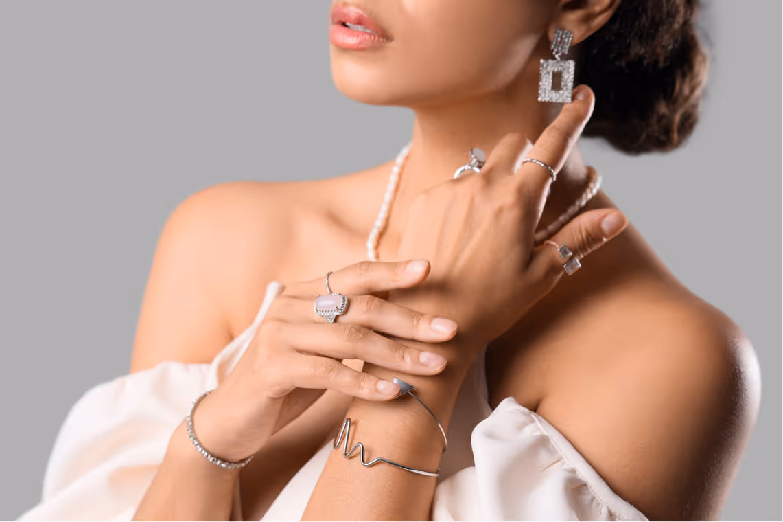Frau mit Schmuck an Händen und Ohren