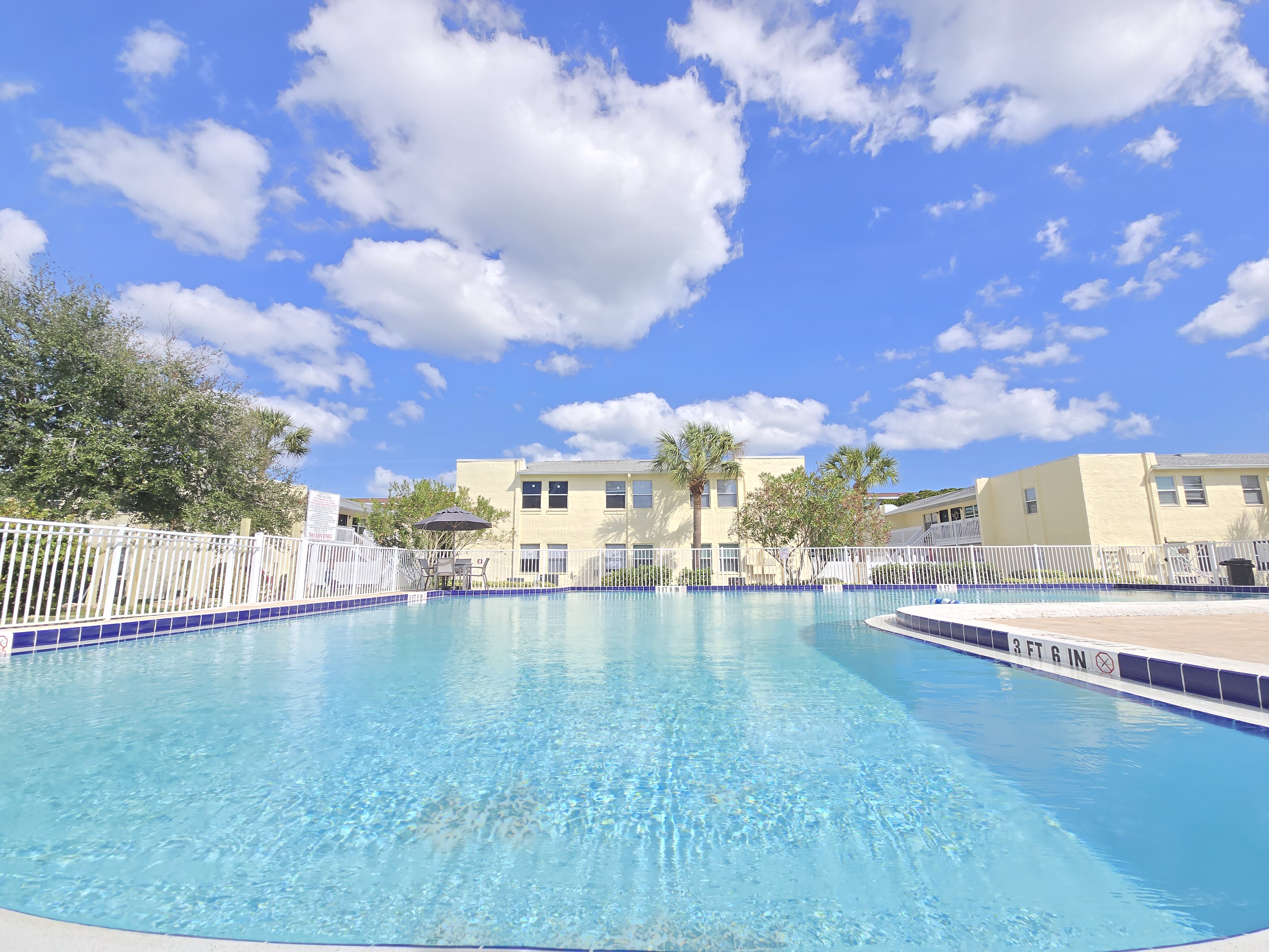 Swimming Pool with Marina Vistas exterior 
