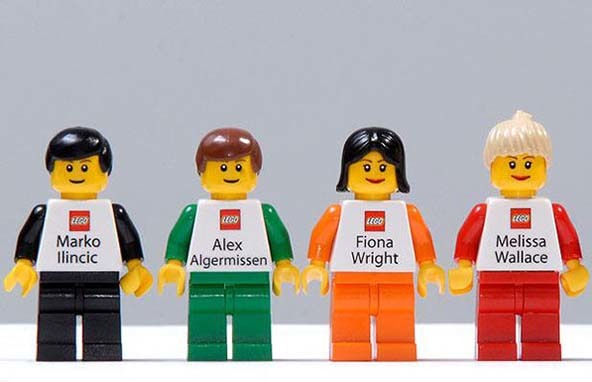 With Lego figures you create custom business cards, expand your business card dimensions
