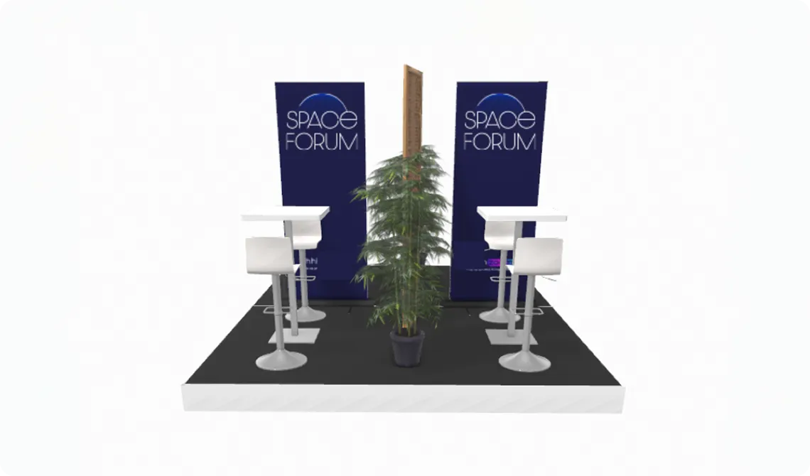 Stand de forum spatial avec deux panneaux, tables hautes blanches, chaises et plante au centre.