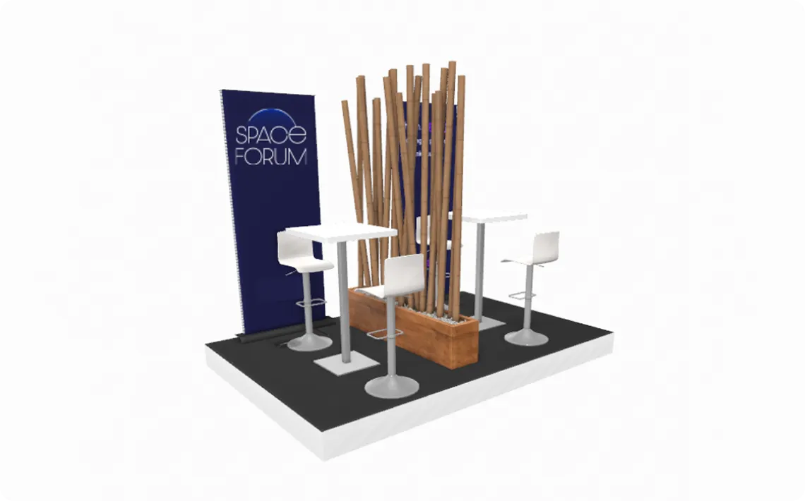 Stand avec tables hautes, chaises blanches, plantes en bambou, et panneau Space Forum bleu.