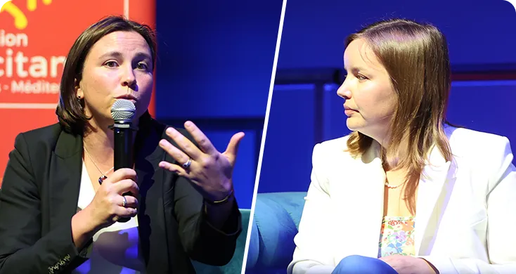 Deux femmes discutant lors d'une conférence, l'une parle au micro, l'autre écoute attentivement.