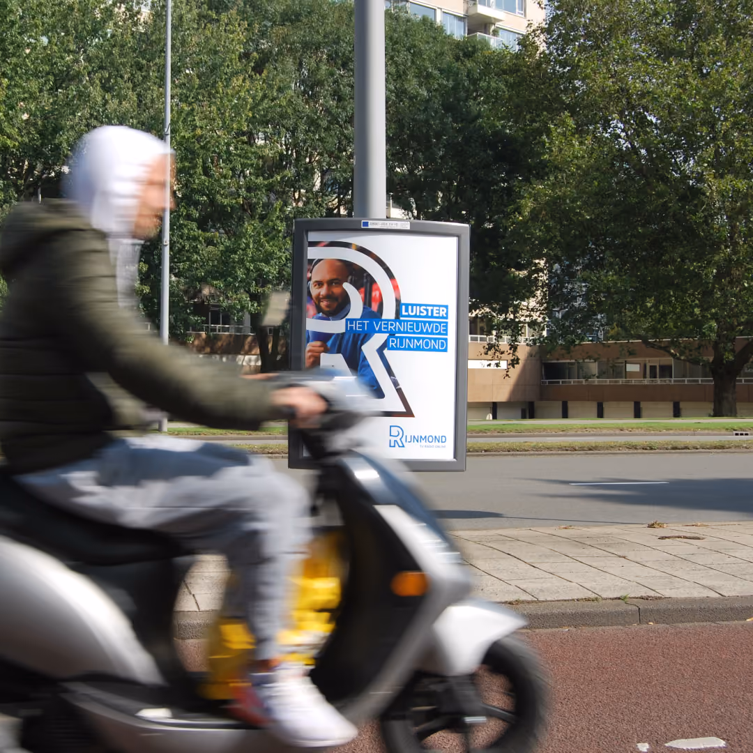 Scooter bij een lantaarnpaal