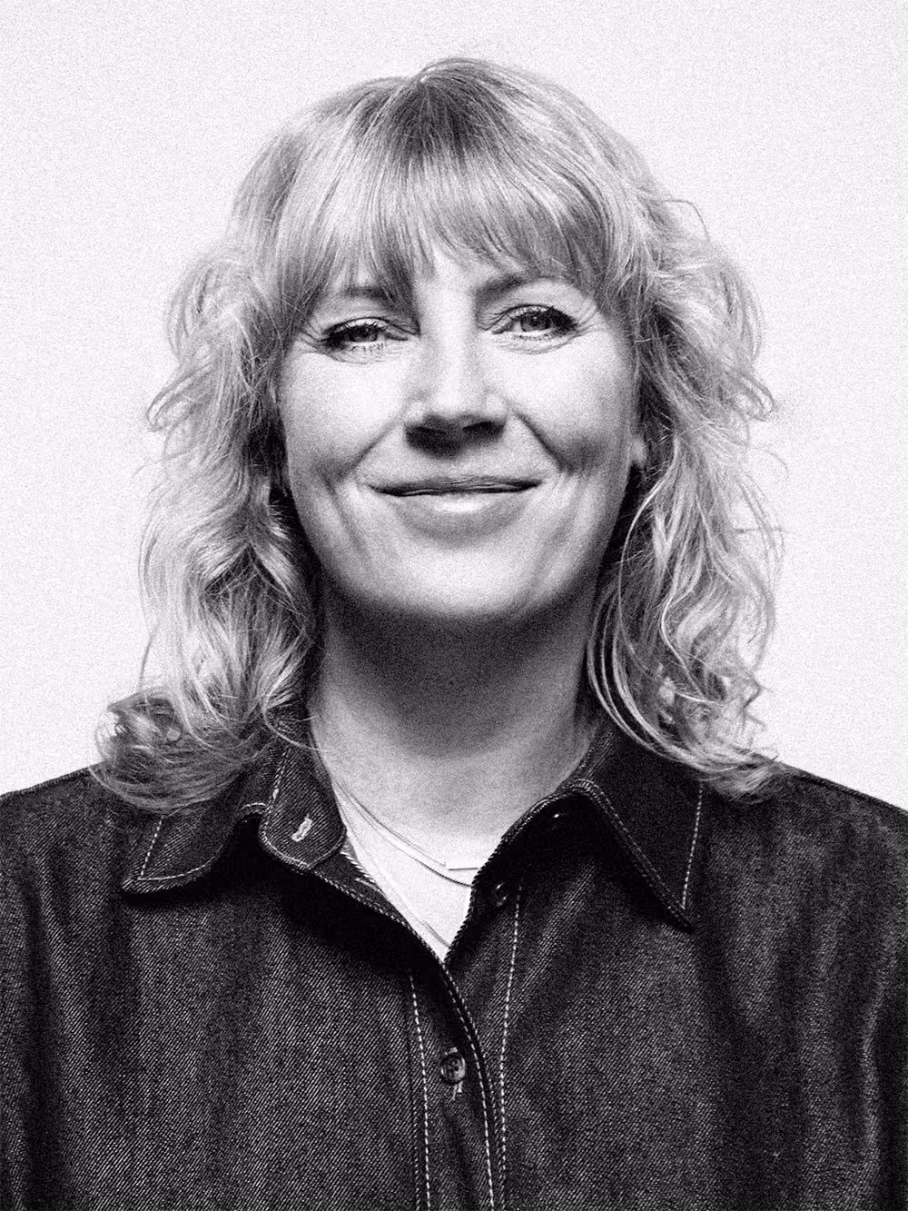 Zwart-witportret van Sacha, kijkt recht in de camera