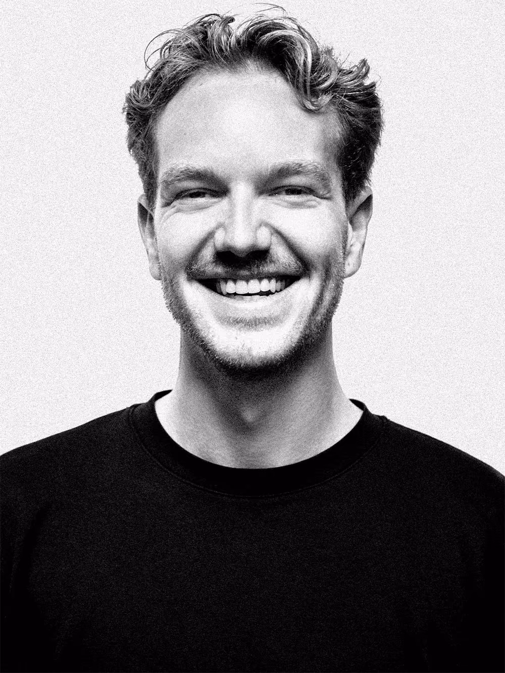 Zwart-witportret van Tim, kijkt recht in de camera