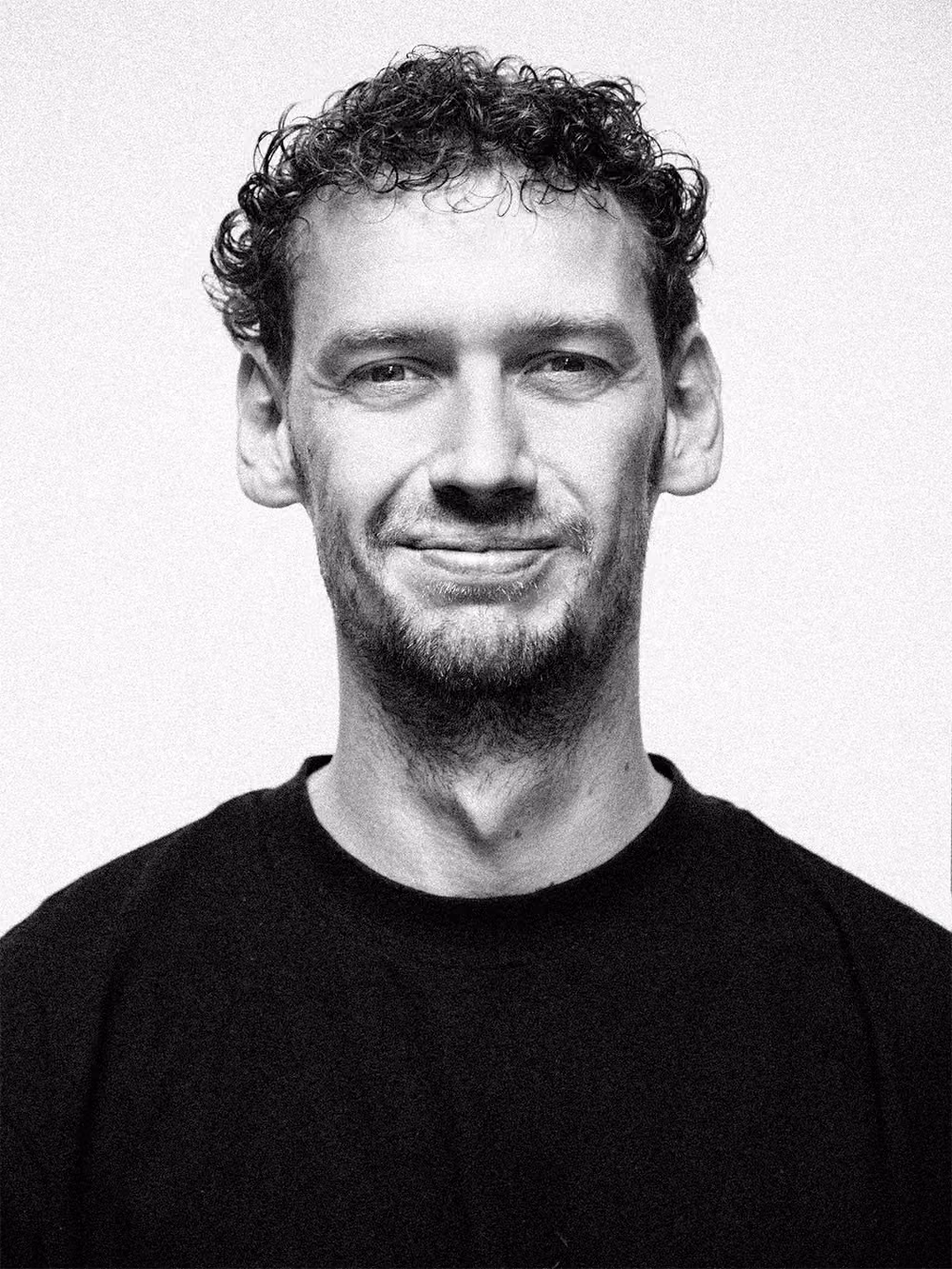 Zwart-witportret van Jos, kijkt recht in de camera