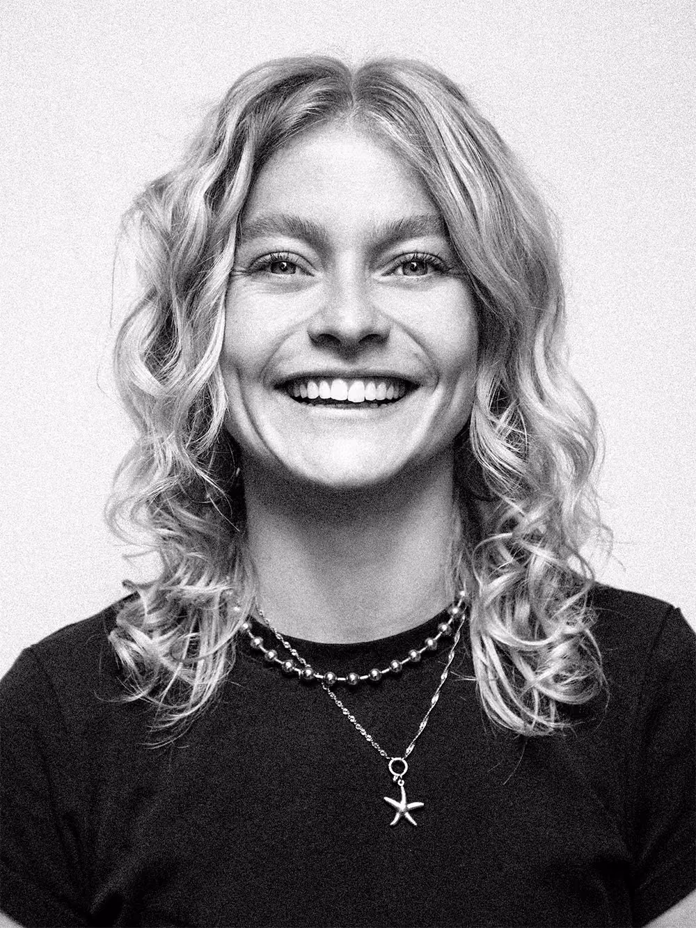 Zwart-witportret van Femke, kijkt recht in de camera