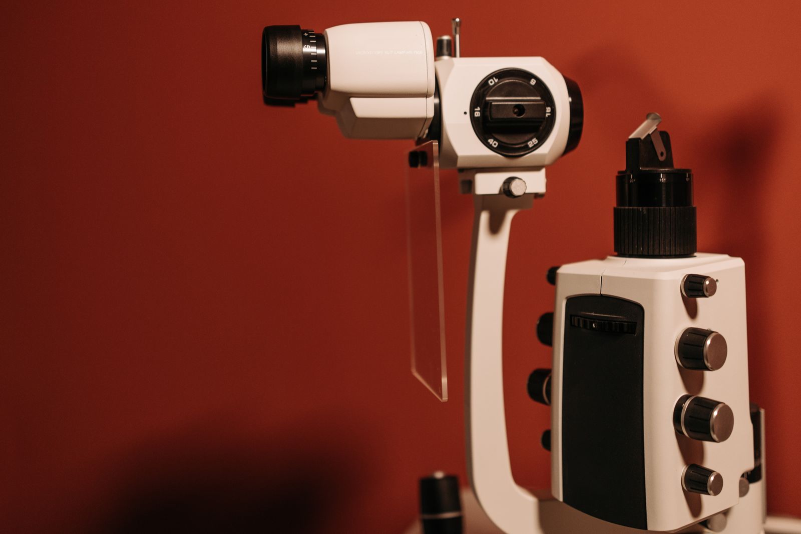 Ophthalmic imaging device used for retinal monitoring in an eye clinic