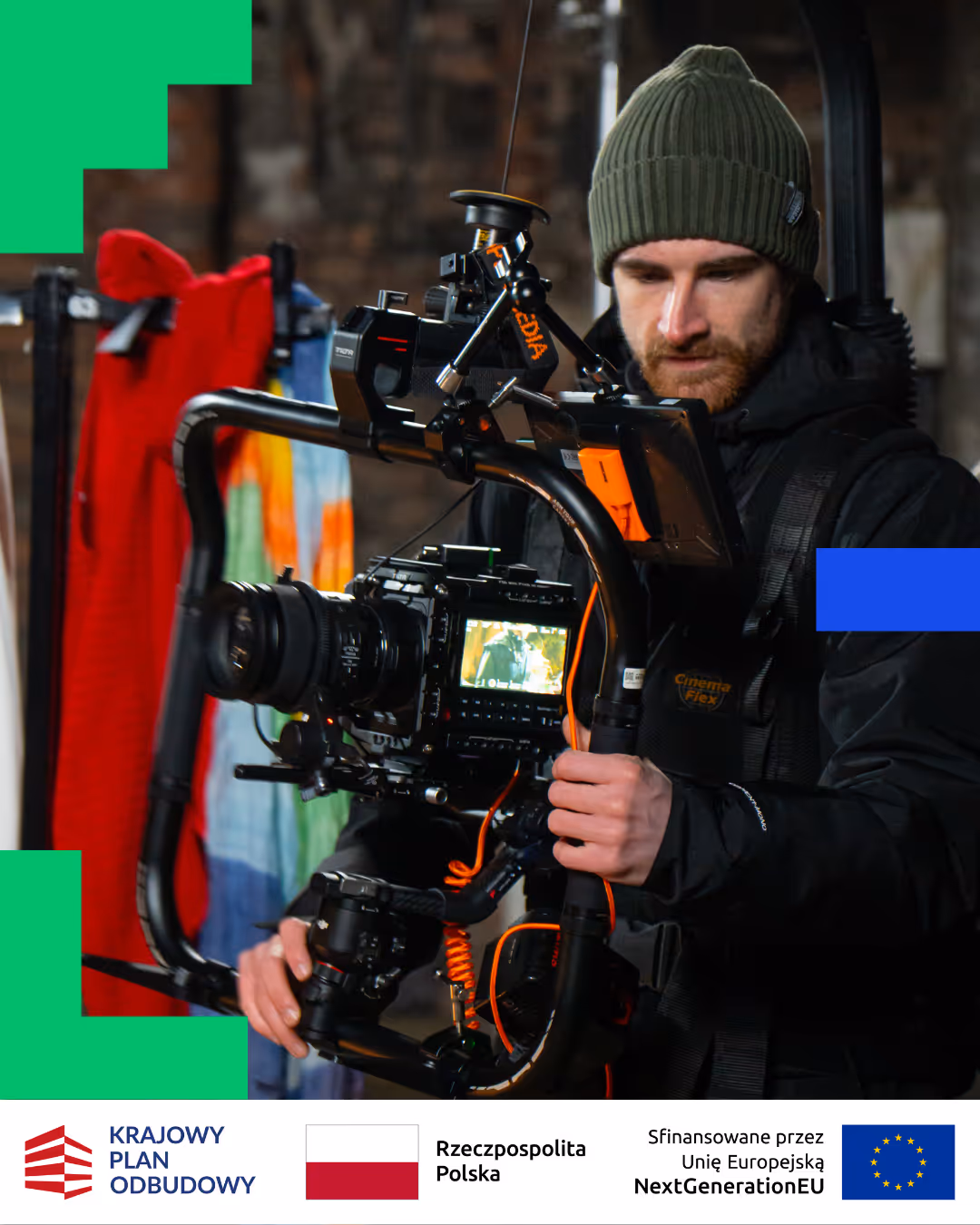 Operator filmowy w zielonej czapce pracujący z profesjonalną kamerą na stabilizatorze.