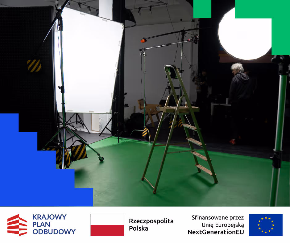 Studio fotograficzne z oświetleniem, drabiną na zielonym tle i osobą stojącą w tle.