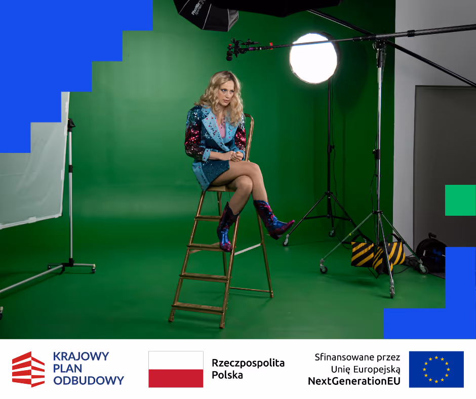 Kobieta w cekinowym garniturze siedzi na wysokim krześle w studiu z zielonym tłem, oświetlona przez lampy studyjne.