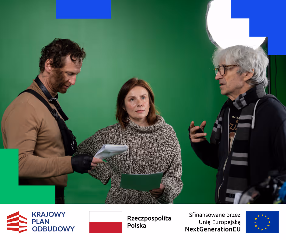 Trzy osoby rozmawiające na tle zielonego ekranu na planie filmowym.