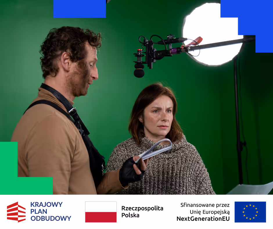 Dwóch aktorów przed zielonym tłem podczas nagrania z mikrofonem i oświetleniem studyjnym.