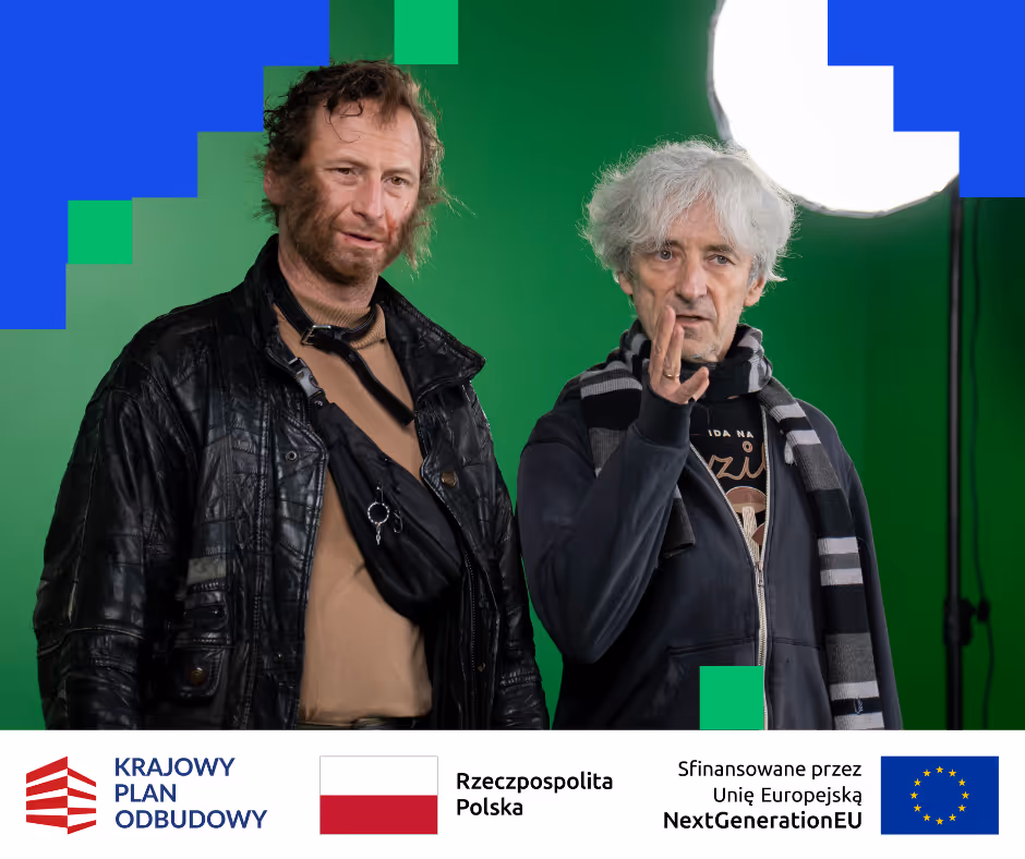 Dwaj mężczyźni na tle zielonego ekranu, jeden w skórzanej kurtce, drugi w szaliku i bluzie z kapturem.