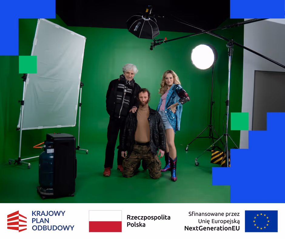 Trzy osoby pozujące na zielonym tle w studio ze sprzętem oświetleniowym i ekranem dyfuzyjnym.